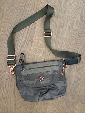 Rare lululemon Festival bag Olive Camo Crossbody Bag with Rose Gold Accent